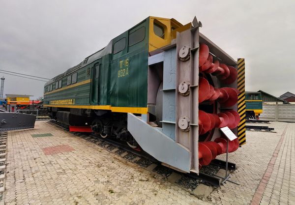 Sakhalinets rotary-auger diesel snowplow. Made by local craftsmen, 1983.